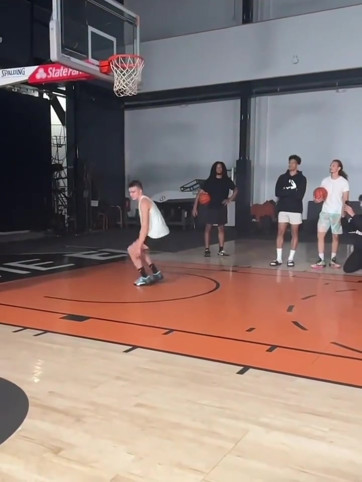 哥们人形火箭啊轻轻一跳俯瞰篮筐了