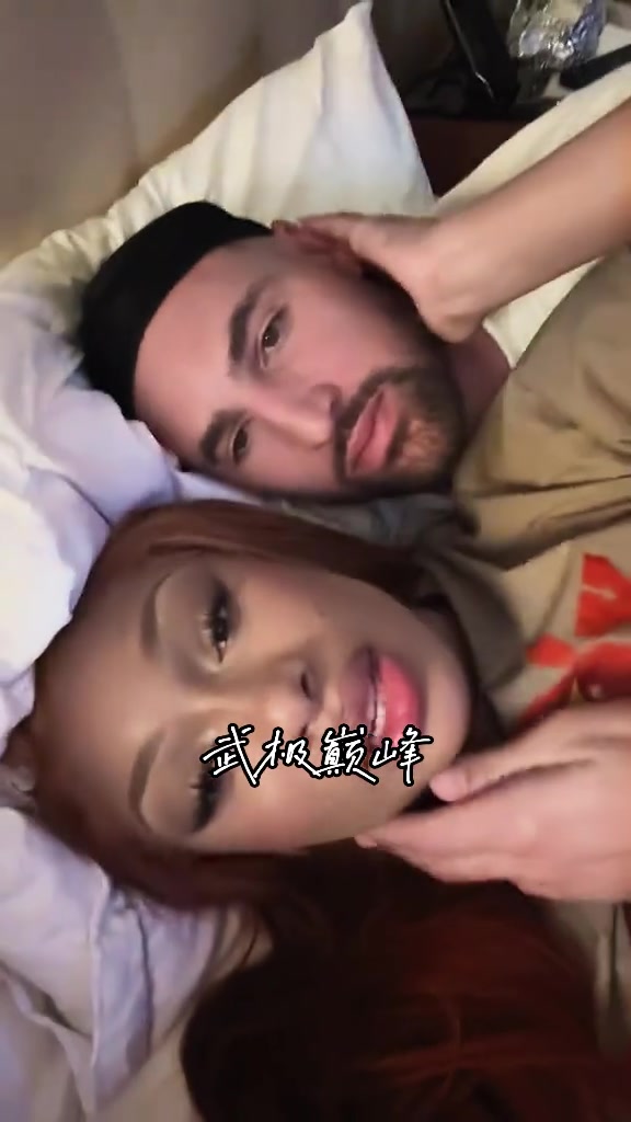 甜蜜暴击克莱新女友梅根在社交大秀恩爱 又啃又亲的